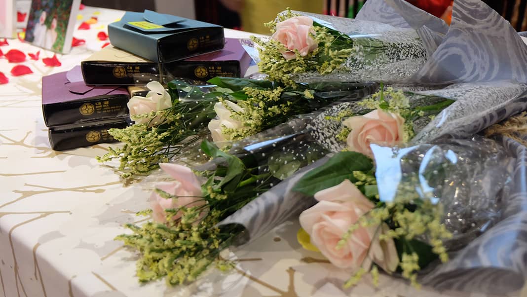 Tặng quà cho đám cưới vàng có thể là hoa.